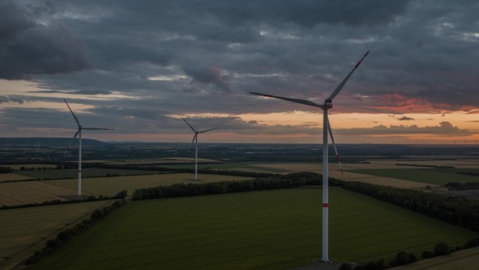 风力涡轮机鸟瞰图风力发电网清洁能源风车风