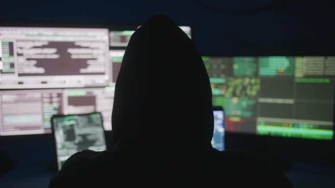 电脑黑客晚上坐在电脑前窃取网上信息