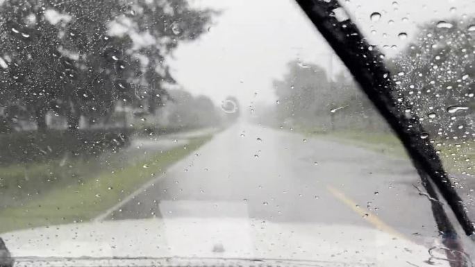在雨中行驶的汽车。