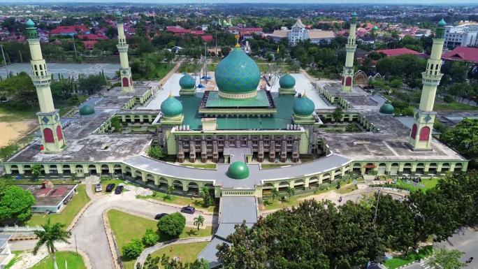 空中4k视频的安努尔大清真寺，北干巴鲁，廖内省，印度尼西亚蓝天。