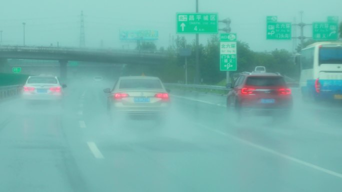 下雨车流雨天城市高速出行行车