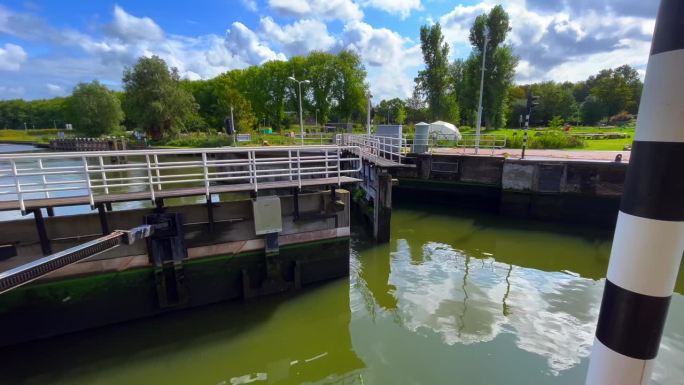 荷兰水闸门在阿姆斯特丹的Noordhollandsch Kanaal打开