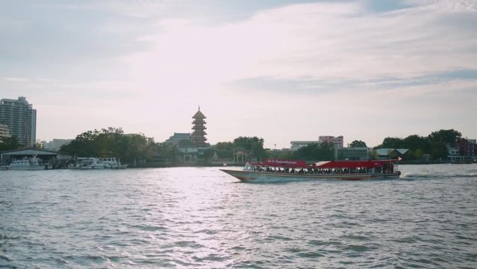 湄南河上的曼谷市景