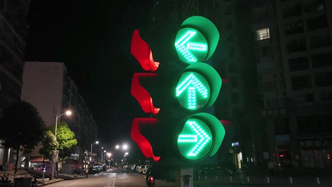 夜晚街道红绿灯交通警示灯红绿灯转换变化