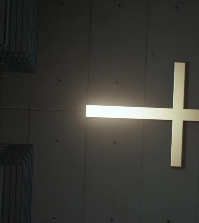 教堂的墙上挂着一个明亮的十字架。