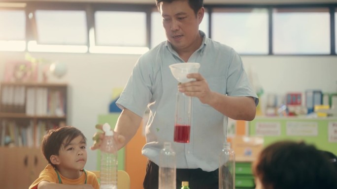 年轻科学家在学校实验室兴奋地发现化学反应。幼儿园。回到学校。Calssroom。教育。