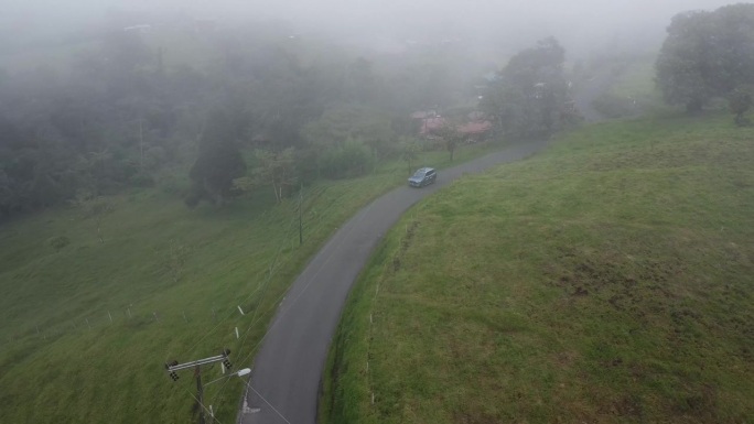 开现代SUV翻山越岭，航拍视频，无人机，和牛一起在雾山里开车