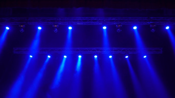 音乐厅舞台照明设备发出的静态蓝光