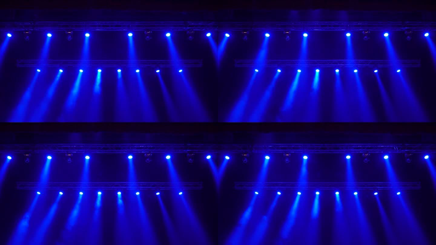 音乐厅舞台照明设备发出的静态蓝光