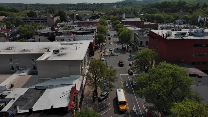 美国宾夕法尼亚州小城东斯特劳兹堡市中心的主街。航拍镜头与倒镜头运动