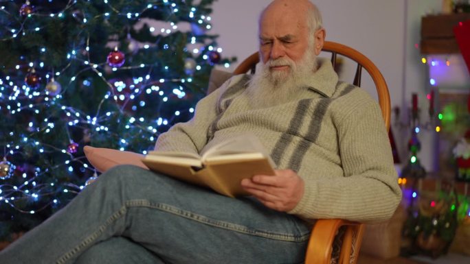 老人坐在圣诞树下的摇椅上，读完了一本书，开始思考。