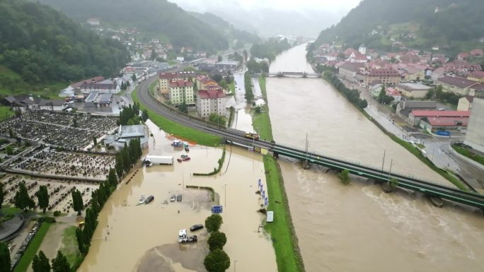 城镇部分地区因河水泛滥而被淹没