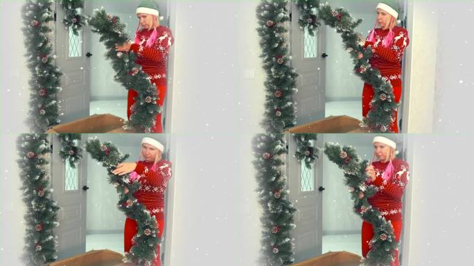漂亮的女孩站在门口，带着冷杉枝和冬青、球果编成的花环，微笑着为圣诞派对装饰她的公寓
