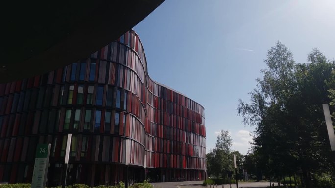 德国科隆一座现代办公弧形建筑的彩色外立面