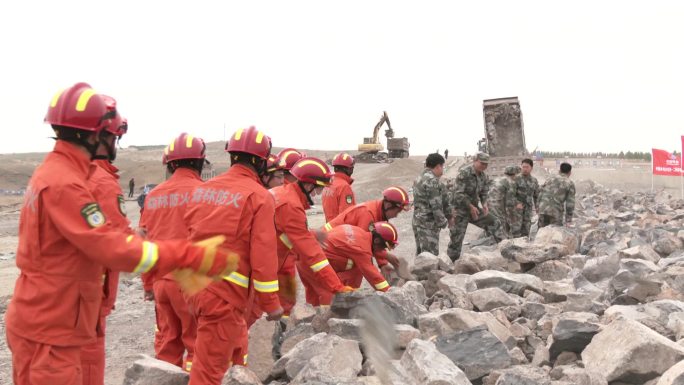 消防官兵和士兵搬石头筑河堤大坝