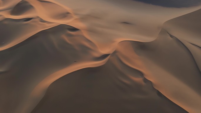 航拍黄昏时的新疆库木塔格沙漠