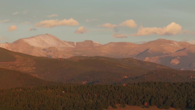 电影空中无人驾驶直升机丹佛山的第一场雪蓝天埃文斯峰初秋秋天美丽的金黄色的早晨日出天科罗拉多落基山脉的