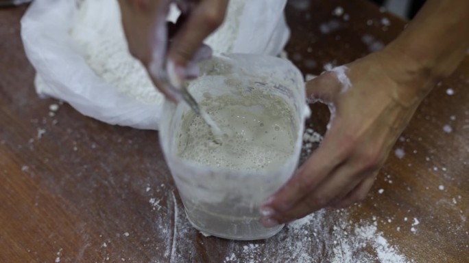 石膏水泥和胶粘剂水泥在抹灰机中的混合物。