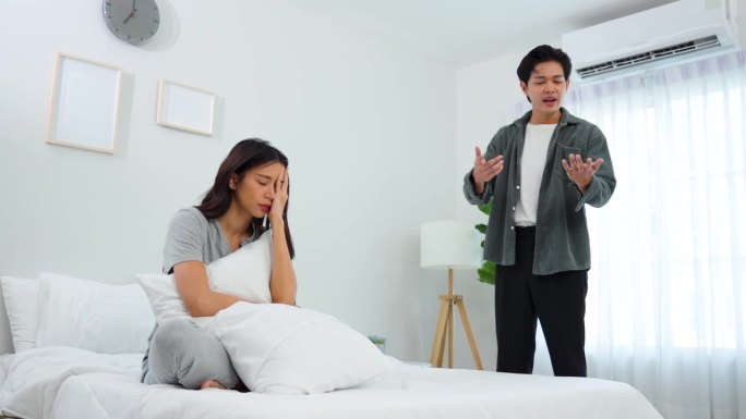 亚洲夫妇吵架，生气，在房子的卧室里生气。