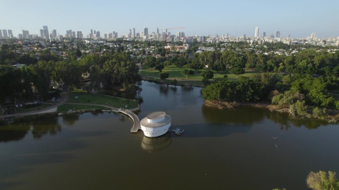 位于Ramat Gan国家公园(Leumi Park)湖中心的老旧而不活跃的餐厅，公园是家庭，朋友和