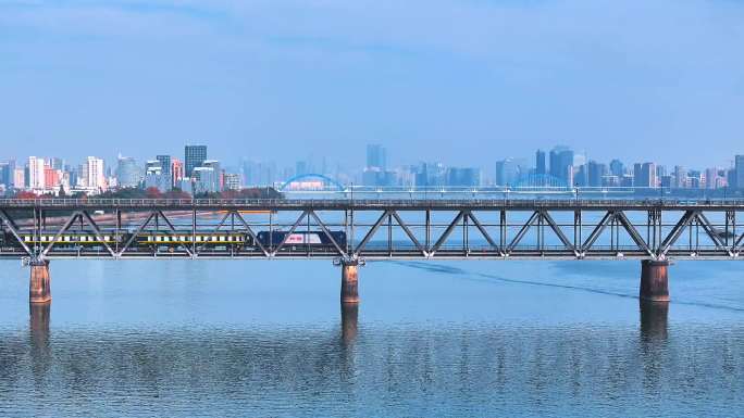 钱塘江大桥火车同框4K航拍