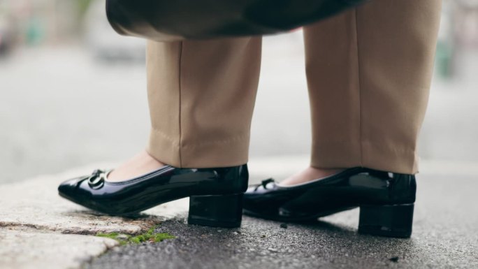 等待，城市地面和一个人穿着鞋在人行道上上班旅行的早晨。低，站立和腿或脚的人在路上上下班，城市道路或敲