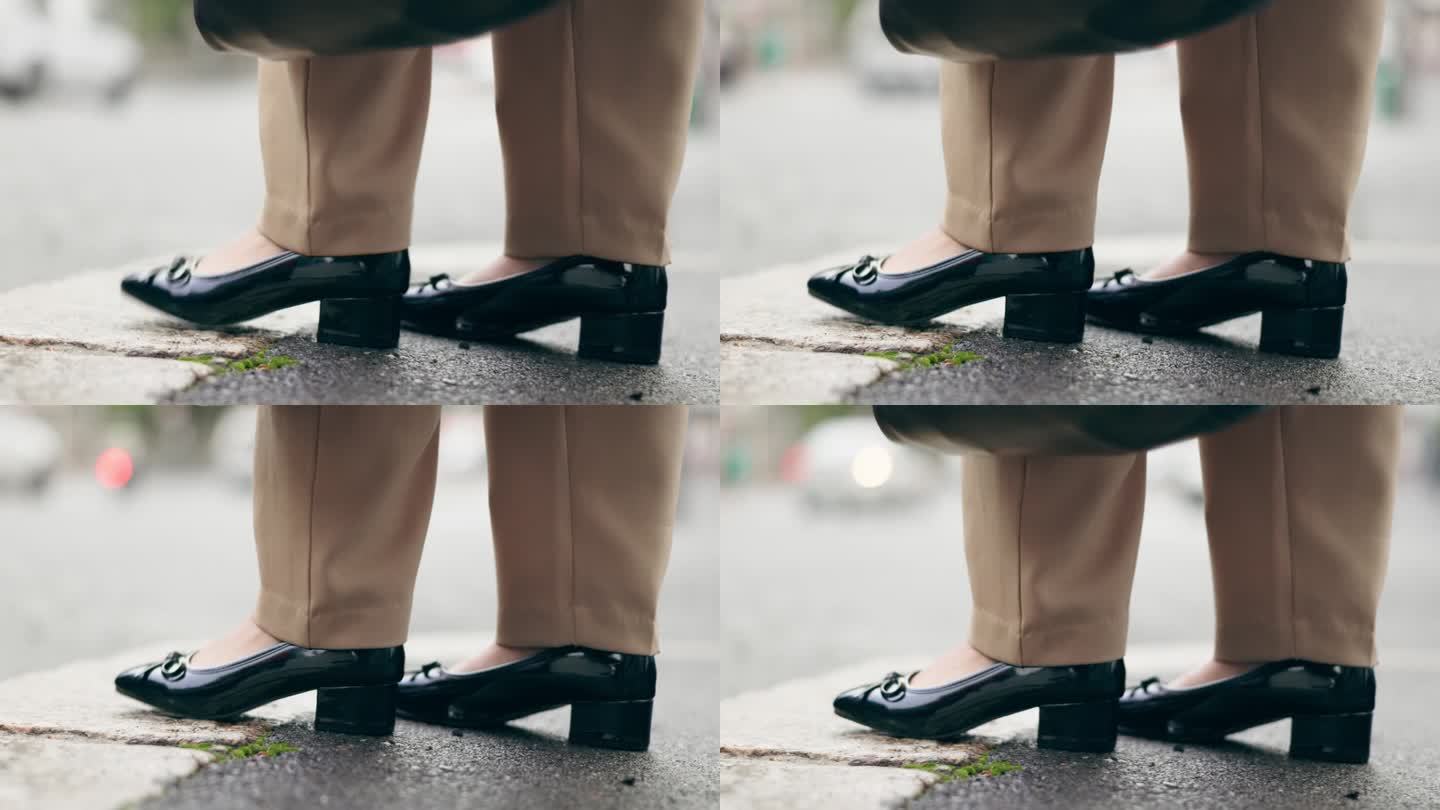 等待，城市地面和一个人穿着鞋在人行道上上班旅行的早晨。低，站立和腿或脚的人在路上上下班，城市道路或敲