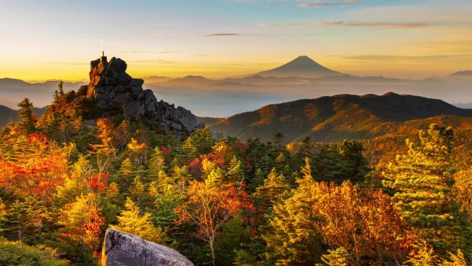 日出时富士山的时间推移，天空中的剑在早晨的阳光下闪耀在天鼓岩上，秋叶来自奥一父山的天鼓岩