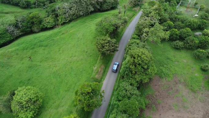 树木繁茂，开着现代SUV翻山越岭，航拍视频，无人机，在雾蒙蒙的青山里行驶