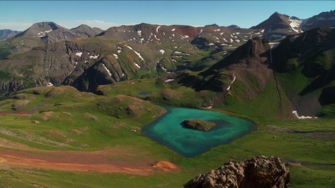 夏季科罗拉多州南部的落基山顶上岛湖圣胡安斯锡尔弗顿特柳赖德冰湖盆地步道梦幻般的惊人的和平景观潘到左边