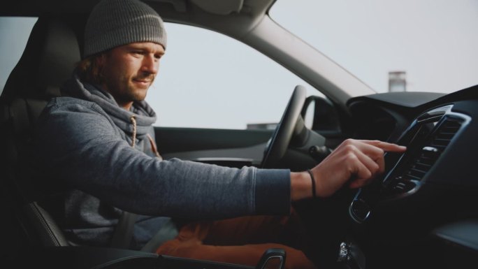 男子使用触摸屏仪表盘在汽车上，编程GPS