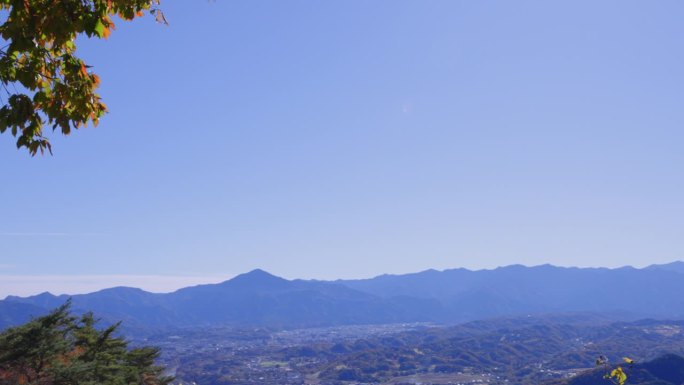 从山顶看到的山景高山峰森林海云海翻滚云雾