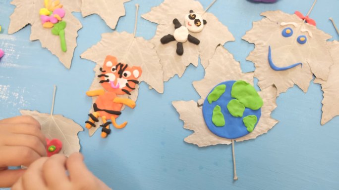 孩子们为地球日雕刻橡皮泥星球。保护环境，拯救地球。生态学的概念。艺术的学习和教育理念，拼贴