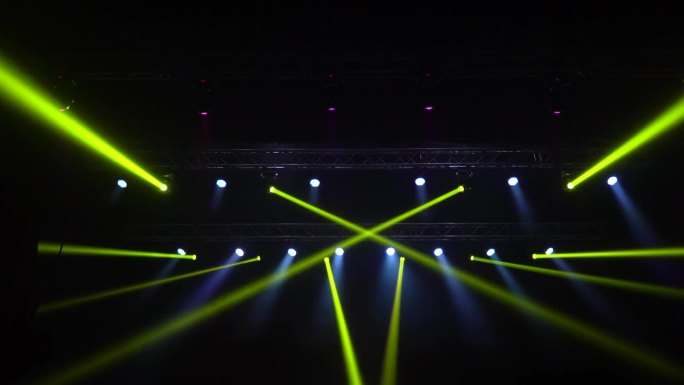 音乐厅舞台照明设备发出的光