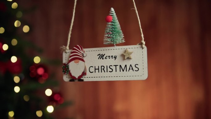 圣诞快乐的贴片，背景是装饰过的树
