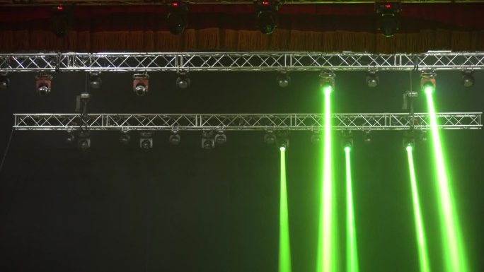 音乐厅舞台照明设备发出的光
