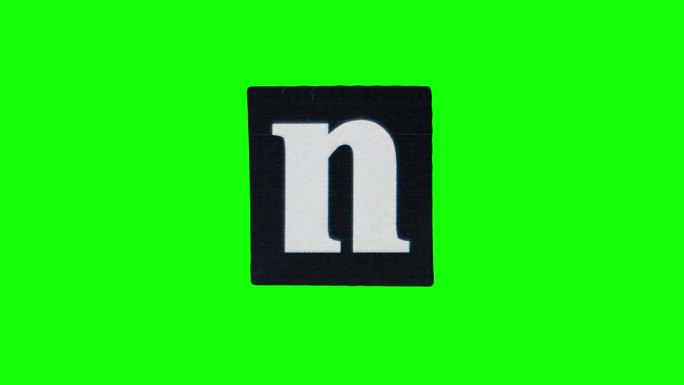 黑色矩形上的小写字母n在绿色屏幕上循环纸张皱褶的定格动画