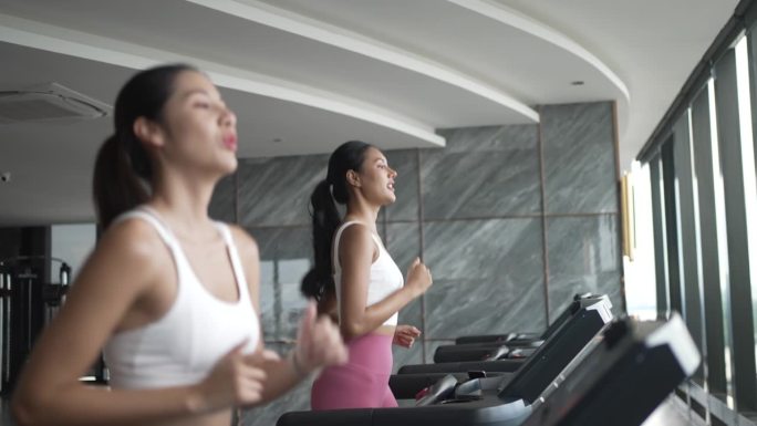 女性在健身俱乐部锻炼。