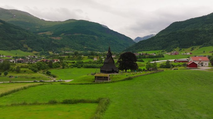 挪威维克绿色乡村的Hopperstad木板教堂。空中弧
