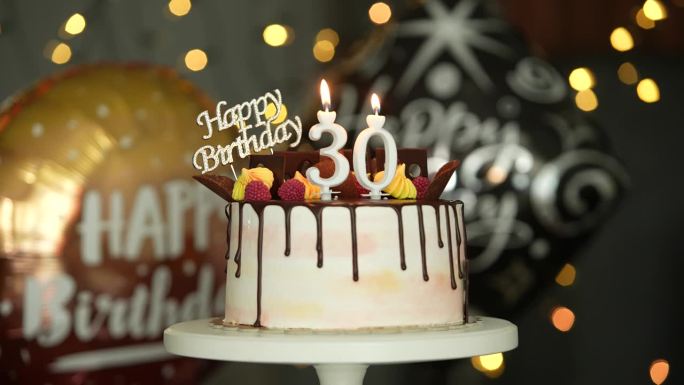 一个男人点燃的30岁生日蛋糕蜡烛