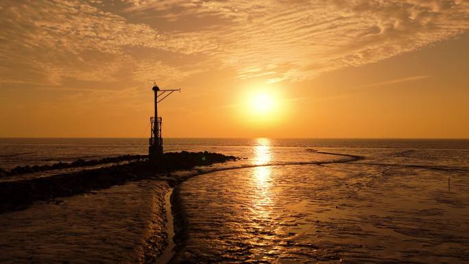 海盐海边日出海边灯塔