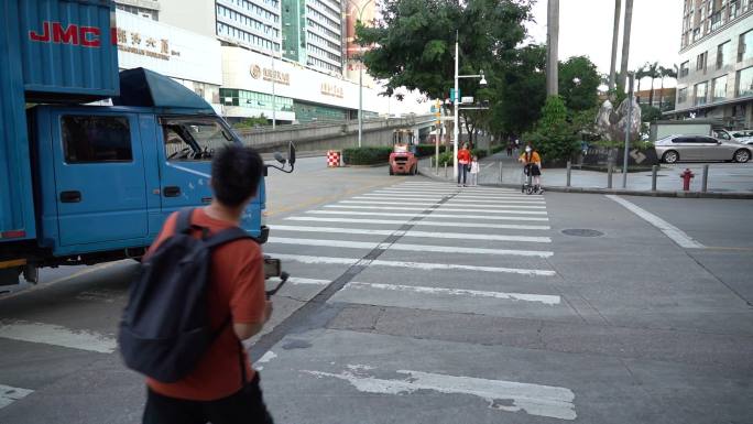 盲人 拐杖 过马路 无障碍通道 深圳地铁