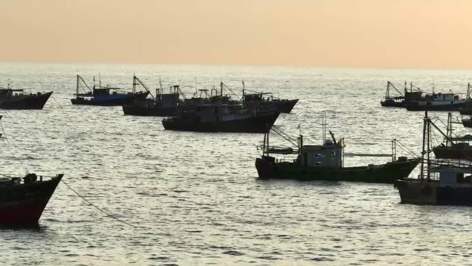 航拍夕阳下的百艘渔船