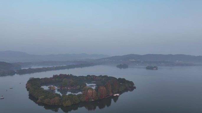 晨雾笼罩下的杭州西湖水墨画般宛如仙境