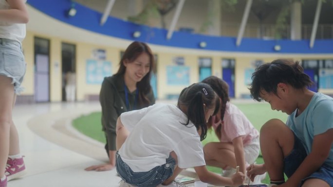 小学生与女老师学习水彩画。