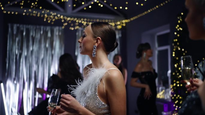 身着华丽礼服的优雅女士在新年晚会上喝香槟跳舞，女子肖像