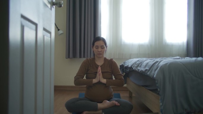 孕妇在家做瑜伽伸展运动，跟踪拍摄