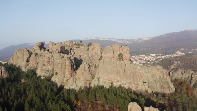 Belogradchik悬崖是保加利亚维丁省巴尔干山脉山麓的天然堡垒，这是一架空中无人机拍摄的雕塑岩