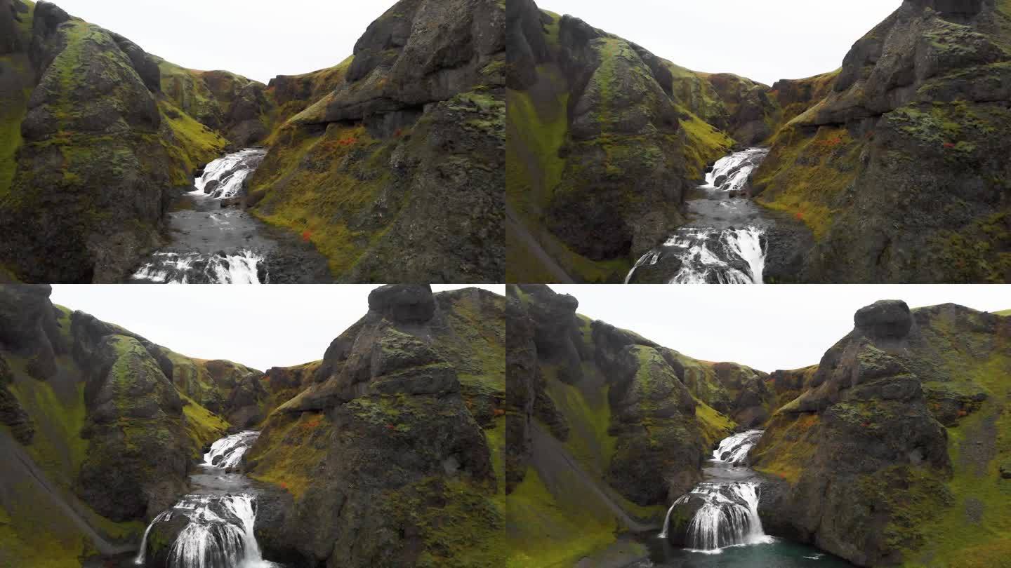 冰岛翠绿的岩石峡谷和激流的斯约纳福斯瀑布。