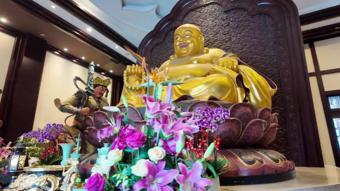 寺庙里的金佛像泰国古老的传统寺庙里的金佛
